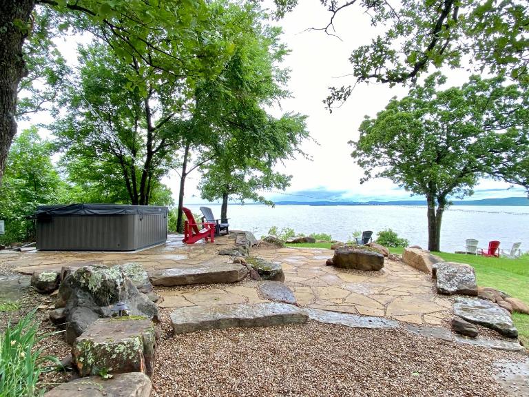 Blufftop Cabin Retreat Hot Tub and Fall Views! - B&B Canadian