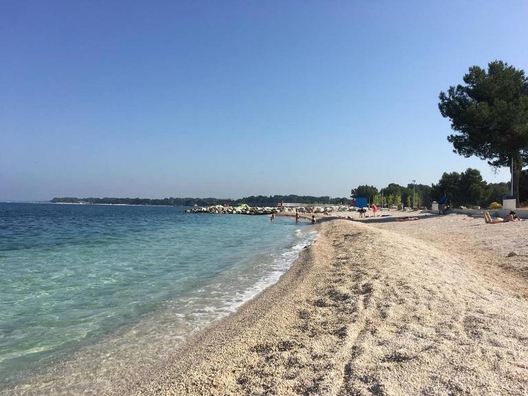 Lovely apartment few minutes from the beach - B&B Štinjan
