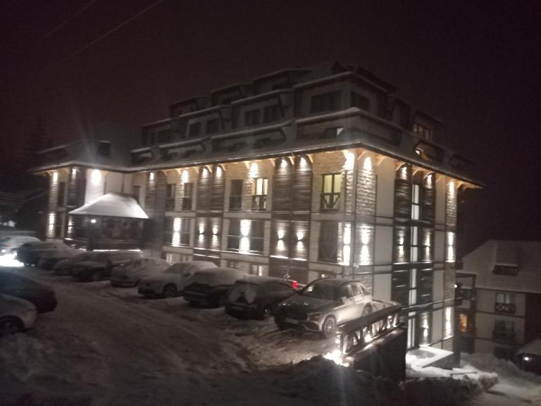 Apart Hotel & spa Zoned II, Kopaonik, apartman Lukač - special benifit Children up to 17 of age accompanied by two adutls staj for free! FREE PARKING! - B&B Kopaonik