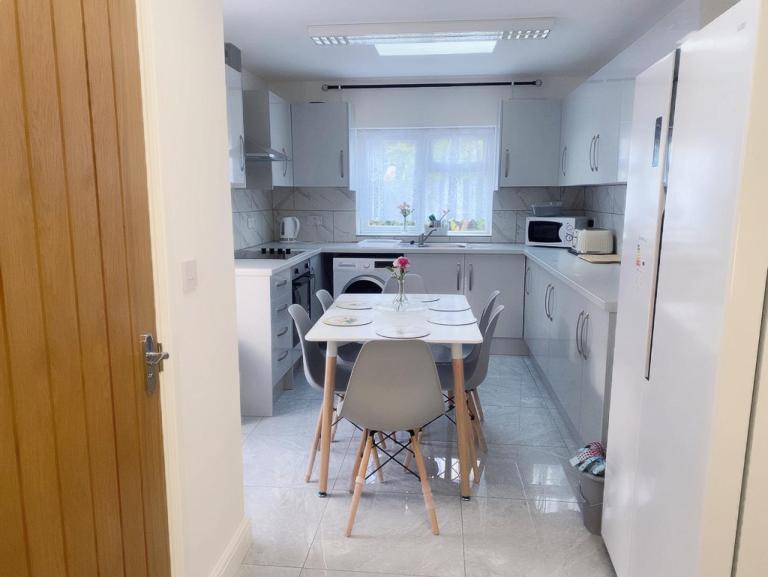 The Grove 7 Bedroom, 7 Showers, 8 Beds, 8 toilets Beautiful House - B&B Plumstead
