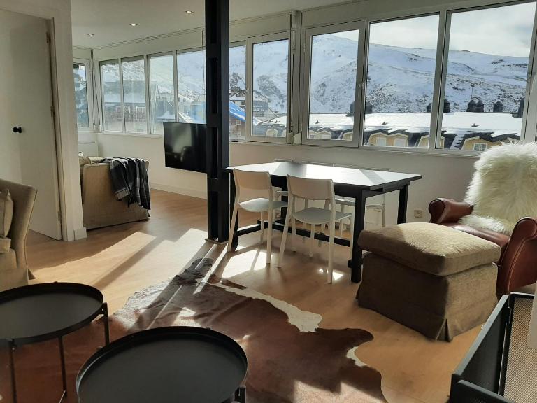 DunaSki - Top views from all rooms, 3 bd - 2 wc, 50m from slopes, fireplace, massive windows and sunlight! - Ferienwohnung Sierra Nevada
