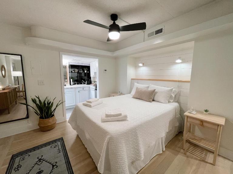 Just Shy of the Bridge - Waterway Condo 110 - Bed and Breakfast Wilmington