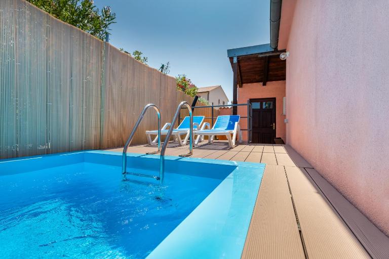 Modern Holiday Home with pool & 4 bikes, near center - Ferienwohnung Fazana