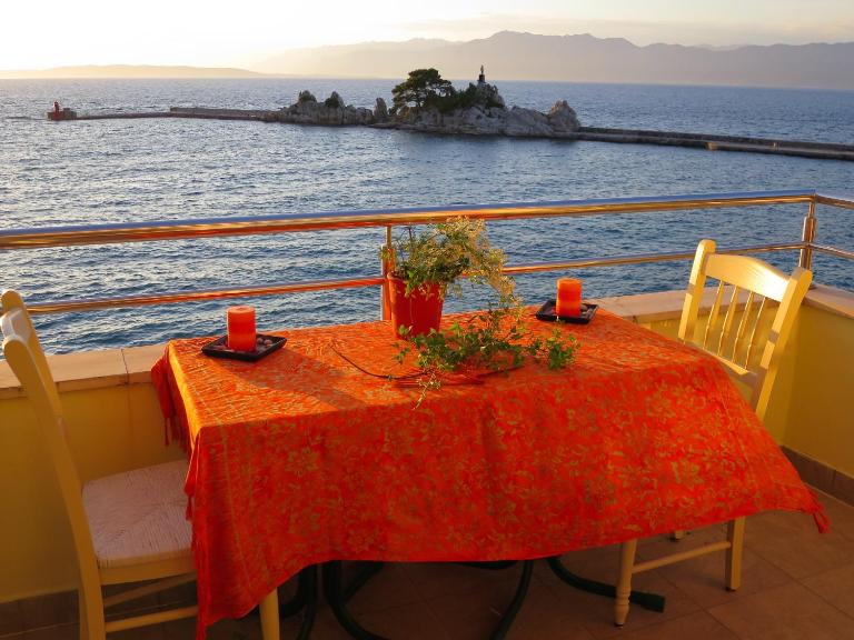 Prime and Exclusive Seafront Location Apartment Sunset - B&B Trpanj