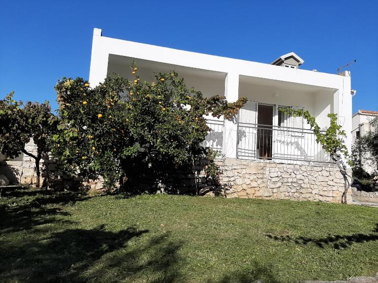 Spacious apartment Zivkovic with balcony, big garden and grill - B&B Rogoznica