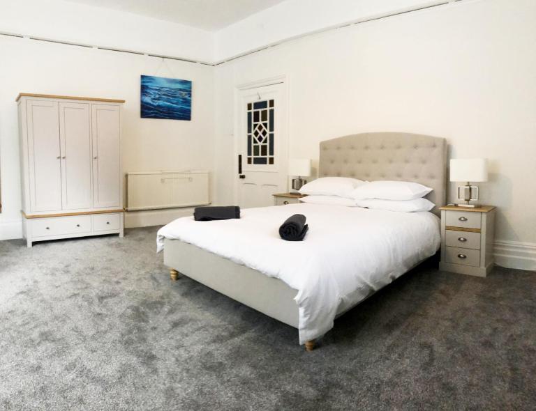 Spacious 3-Bed Coastal Stay Sleeps 6 Parking Groups Welcome - B&B Bournemouth