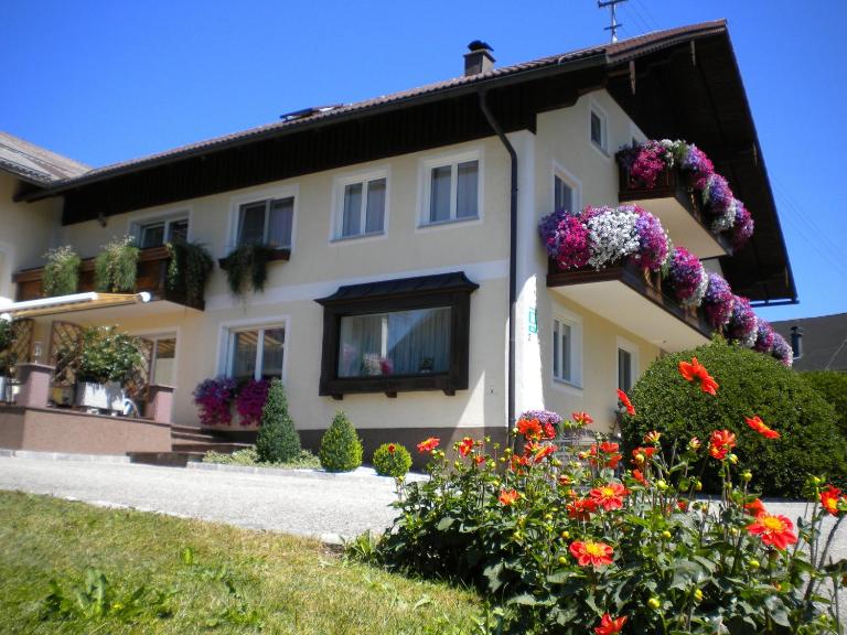 Gästehaus Jedinger - Easy Lake Access by Tram - Ferienwohnung St. Georgen im Attergau