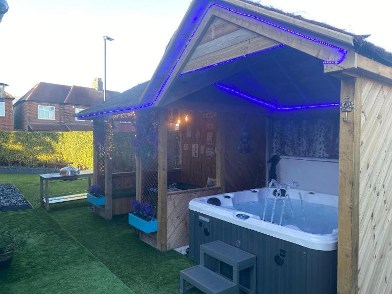 6 Bed-Sleeps 12-Hot Tub-Free Parking-Pet Friendly - B&B Newcastle upon Tyne