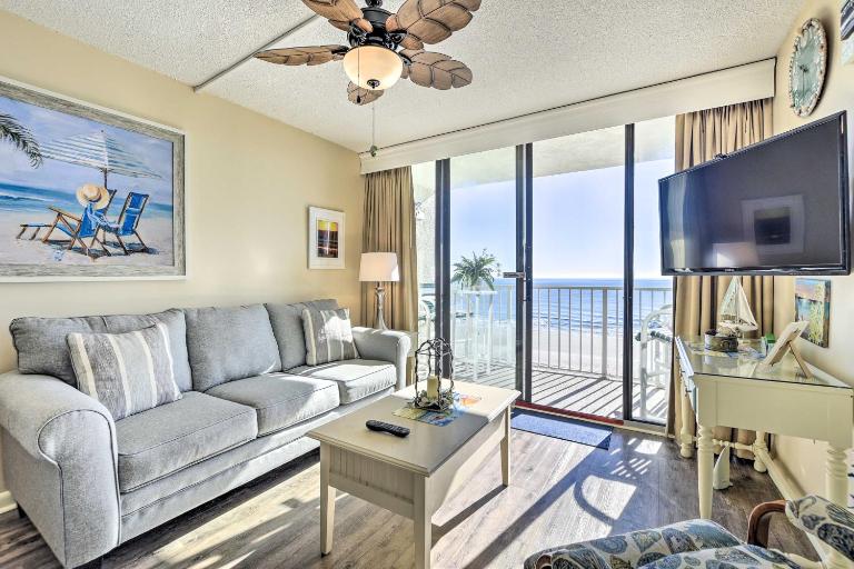 Ocean Views & Pool Access: Myrtle Beach Condo! - Bed and Breakfast Myrtle Beach