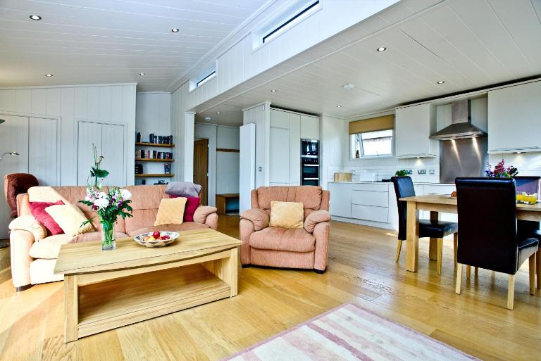 Amber Lodge, Strawberryfield Park - Hot Tub - Free WiFi & Parking - Bed and Breakfast Cheddar