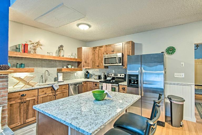 Ski-In/Ski-Out Tenney Mountain Condo w/ Fireplace! - B&B Plymouth