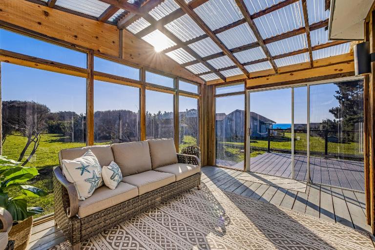 Stylish House with Ocean Views Hot Tub Game Room - B&B Fort Bragg