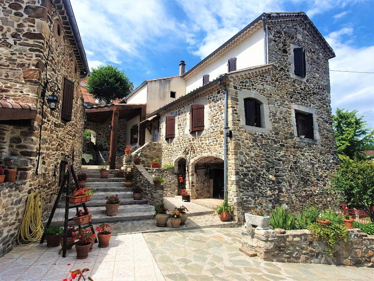 Mes Maisons - Two Gites with Private and Shared pools in Cévennes - Chambres d'hôtes Gagnières
