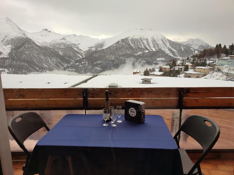 LE COSY aux pieds des pistes appartement avec balcon PLEIN CENTRE - B&B Orcières