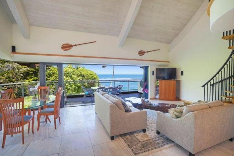 Luxury 2-Story Oceanfront Condo w/ Views & Pool - B&B Wailua