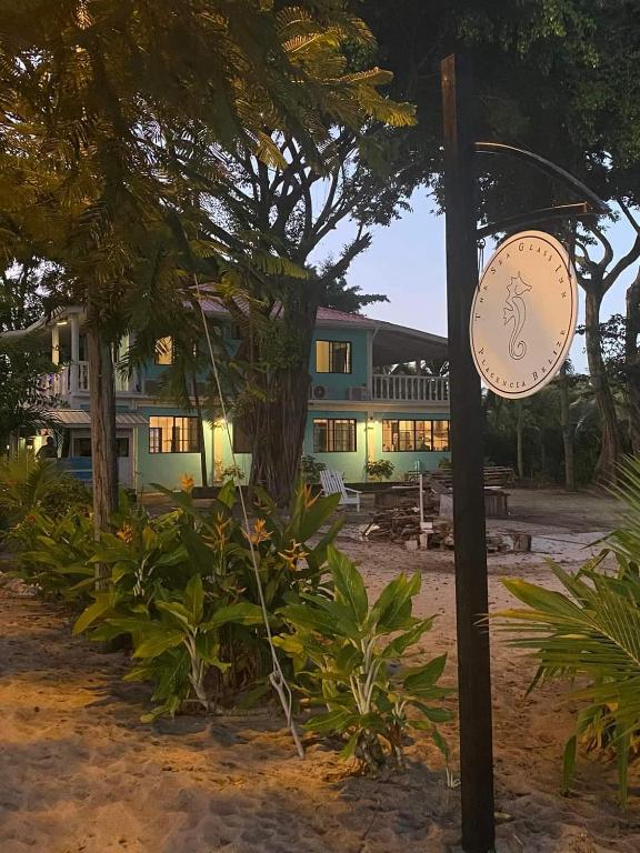 The Sea Glass Inn - Bed and Breakfast Placencia