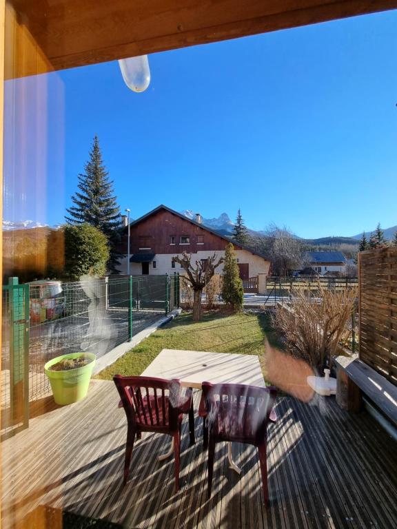 Maison + jardin vue sur les montagnes - Bed and Breakfast Barcelonnette