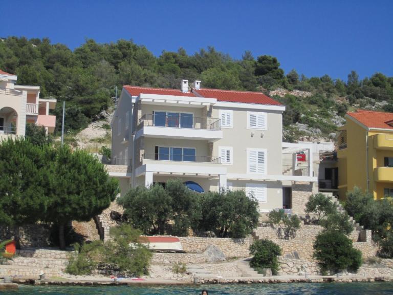 Apartments Jela - B&B Rogoznica
