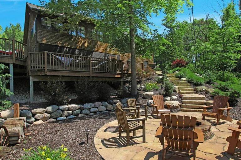 Secluded cabin on 10 acres - hot tub & game room! - Bed and Breakfast Fennville