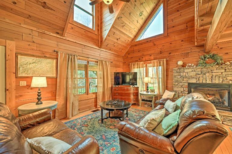 Creekside Bryson City Cabin w/ Private Hot Tub - Chambres d'hôtes Bryson City
