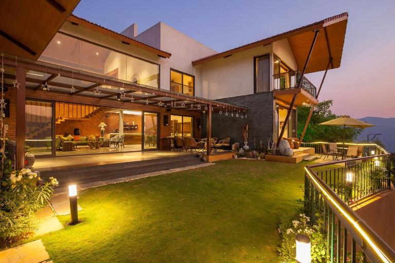 Soul Tree Villa 50 Super Luxury Villa with heated plunge pool and jacuzzi - Bed and Breakfast Lavasa