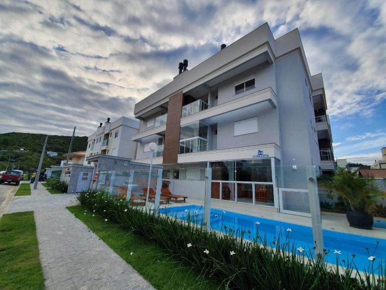 Apto na praia de Palmas, próximo ao mar, climatizado e com piscina - B&B Governador Celso Ramos