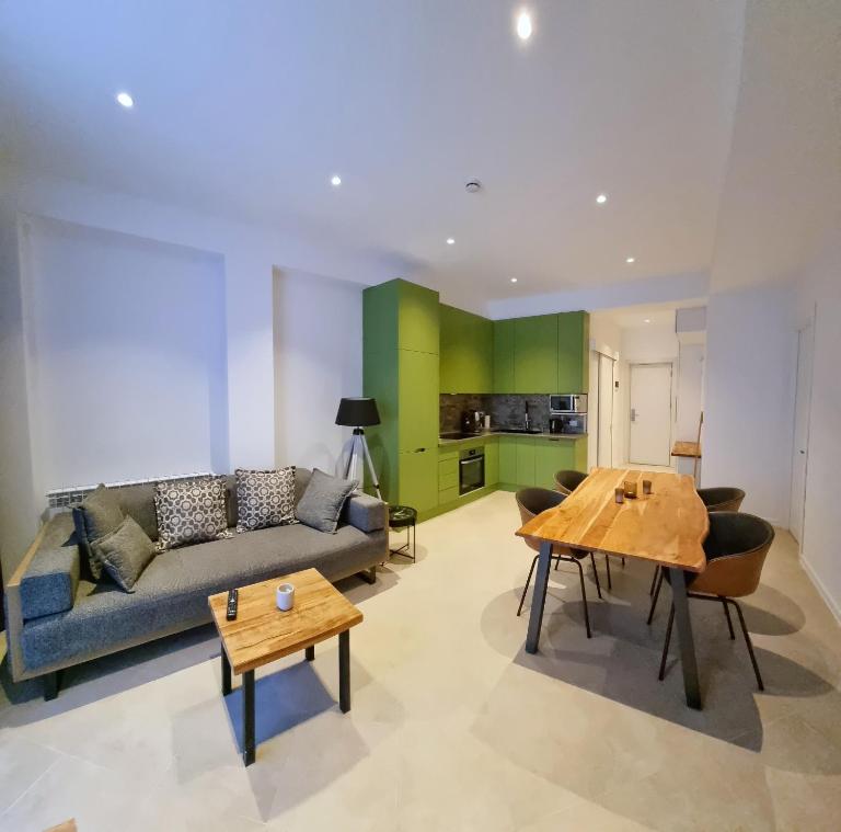 Luxurious 2BR apartment with mountain/piste view, close to main Gondola - B&B Gudauri