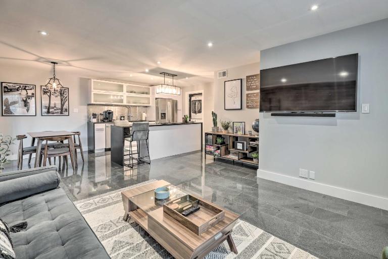 Walk to Fashion Square! Snowbird Condo w/ Pool - B&B Scottsdale