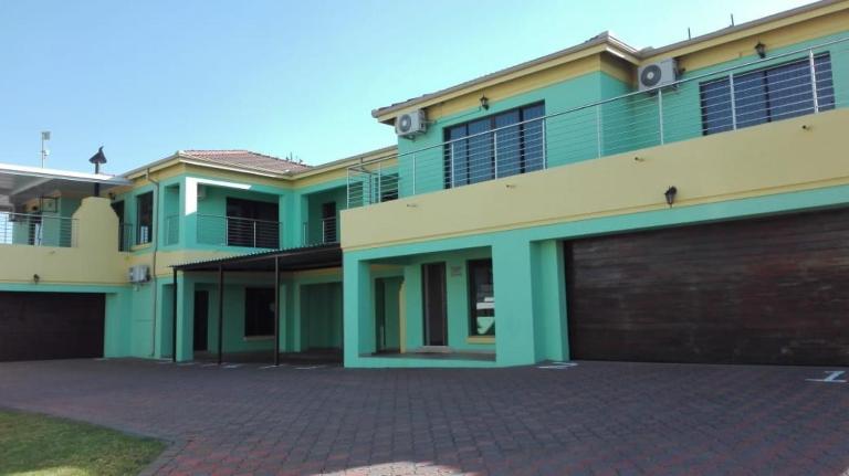 Estoby Executive guest house - Bed and Breakfast Emalahleni