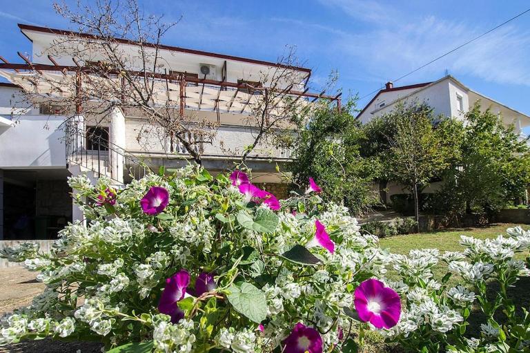 3-Person Apartment in Starigrad - Ferienwohnung Starigrad-Paklenica