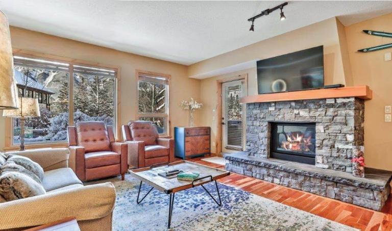 Luxurious Rundle Cliffs Lodge in Spring Creek - B&B Canmore