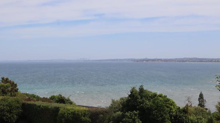 Luxury Holiday home with cliff top sea and city views - B&B Whangaparaoa