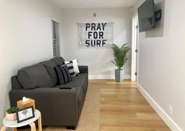Steps To The Beach, Main Street and Pacific City - 2BR - B&B Huntington Beach