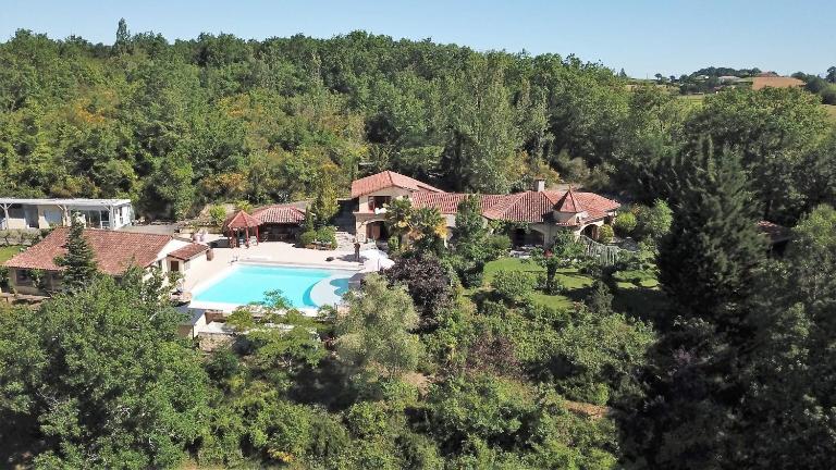 Luxury family villa in the heart of Gascony. Large pool & gorgeous view - Bed and Breakfast Tourdun