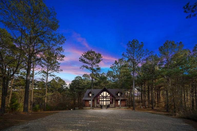 Iron Horse Lodge sleeps 18, Games, Fire Pit, Hot Tub, EV, more - B&B Broken Bow
