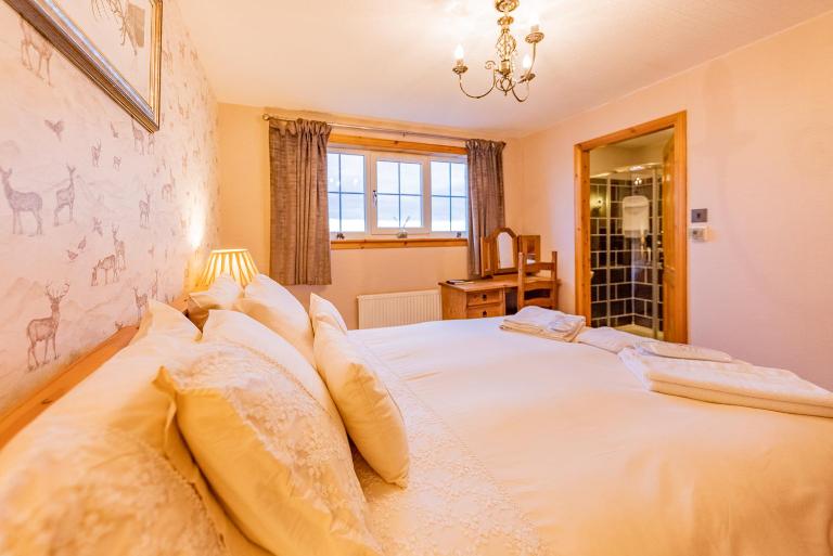 Benview Bed and Breakfast & Luxury Lodge, Isle of North Uist - B&B Paible