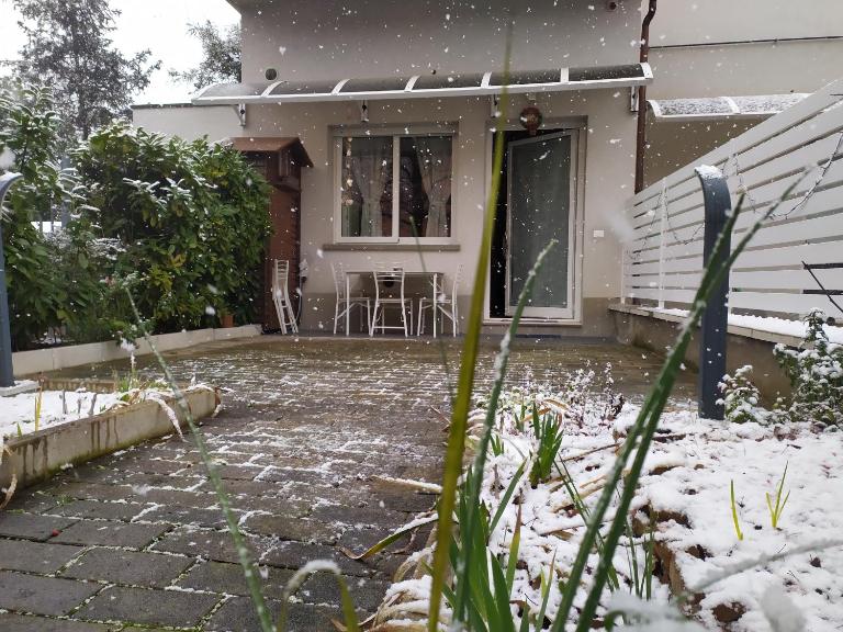 BHH BOLOGNA HOLIDAY HOME private Garden Reserved Parking -wwwbolognaholidayhomecom- house garden parking - B&B Bologna