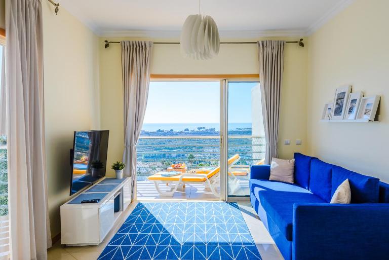 BnB Homes Ocean view Apartment with 3 spacious Terraces, 2 Swimming pools & Tennis court - Chambres d'hôtes Albufeira