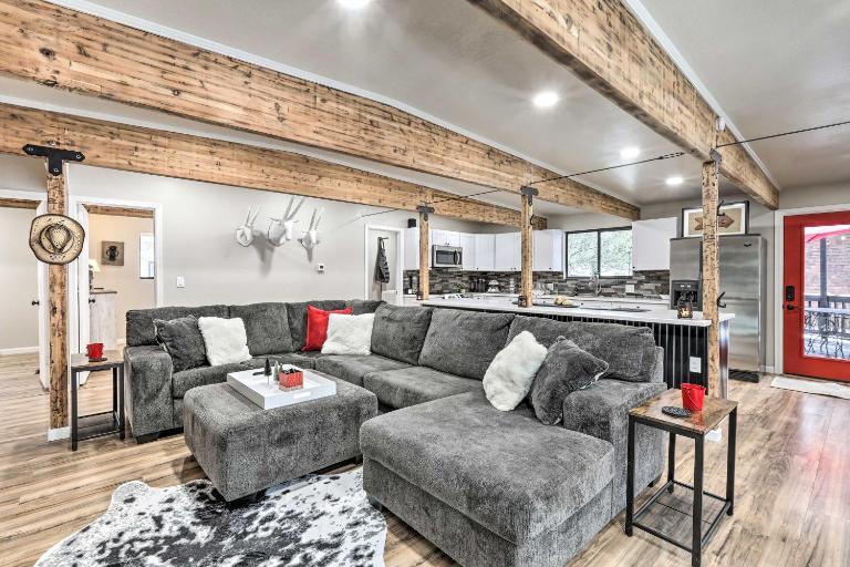 Fire Pit + ATV Trail Access: Munds Park Cabin! - Bed and Breakfast Munds Park
