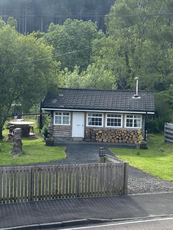 Pine Cabin, Strathyre. A cosy escape from it all. - B&B Strathyre