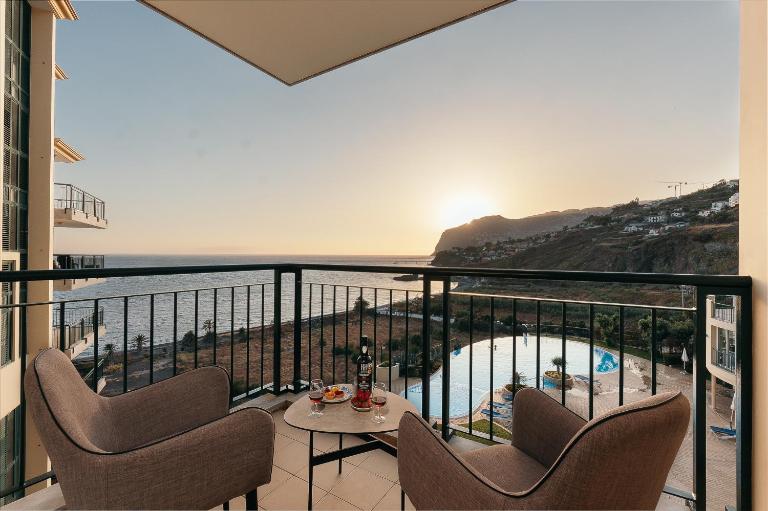 Infinity pool & Amazing Sunset Ocean View - B&B Funchal