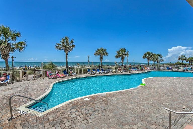 Steps to Beach: Bay Watch Resort Studio - Bed and Breakfast Myrtle Beach
