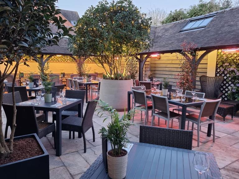 The Lion Hotel - Bed and Breakfast Brewood
