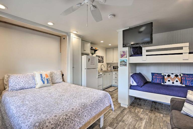 Welcoming Auburn Studio - 1 Block to Campus! - Bed and Breakfast Auburn