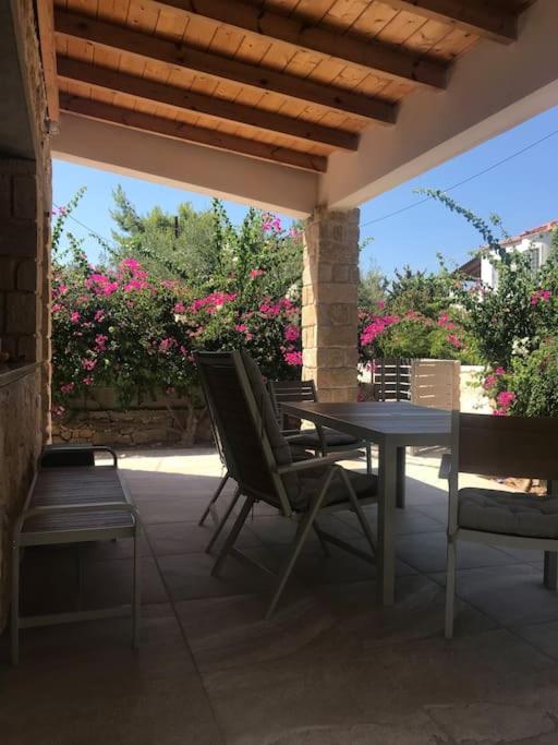 Πέτρινη κατοικία στην Αίγινα - Stone House in Aigina - B&B Arachnaio