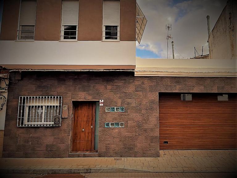 RentitSpain - Motril - Apartamento Carrera del Mar con Patio - B&B Motril