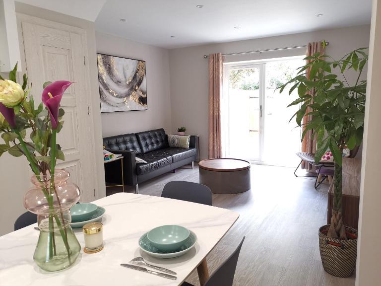 Bournemouth cottage 6mins from beach, free parking - B&B Bournemouth