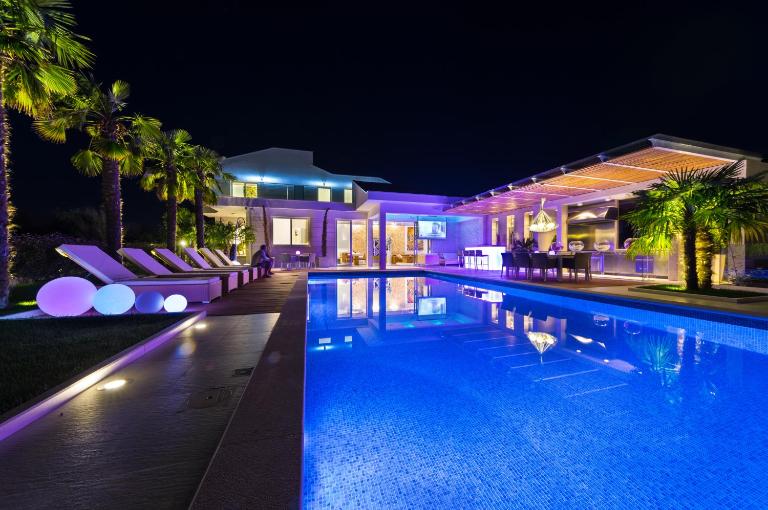 Villa Petra, Luxury Villa & Private Yacht Experience near Zrće Beach, Pag - Ferienwohnung Novalja