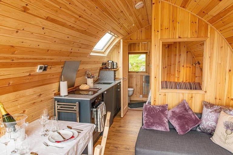 Beinn A Ghlo Luxury Glamping Pod with Hot Tub & Pet Friendly at Pitilie Pods - Bed and Breakfast Aberfeldy