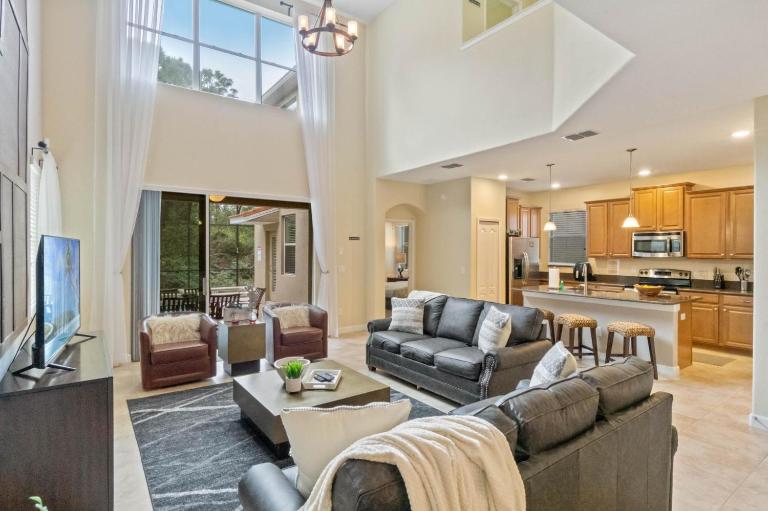 Spacious Vacation Home with Pool & Jacuzzi Near Disney - Chambres d'hôtes Kissimmee
